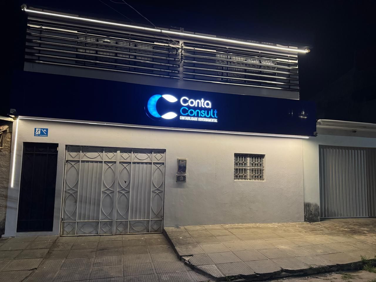 Fachada da Contaconsult à noite